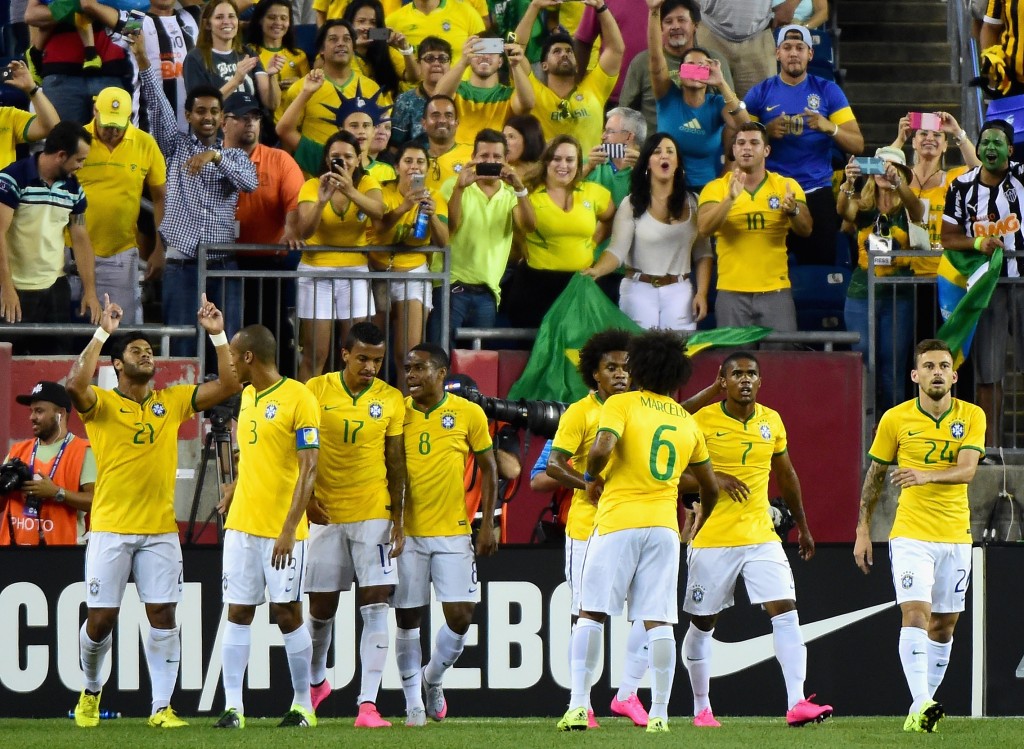 Miranda ainda estava em campo quando Hulk abriu o placar para o Brasil (foto: Billie Weiss/Getty Images/AFP)