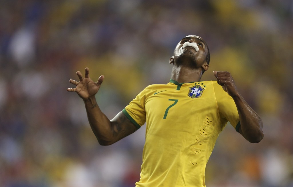 Douglas Costa machucou a boca, mas seguiu em campo para ajudar o Brasil (foto: Leo Correa/Mowa Press)