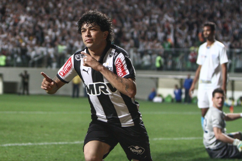 Luan abriu o placar com um belo gol de letra no primeiro tempo (Foto: Bruno Cantini/CAM)