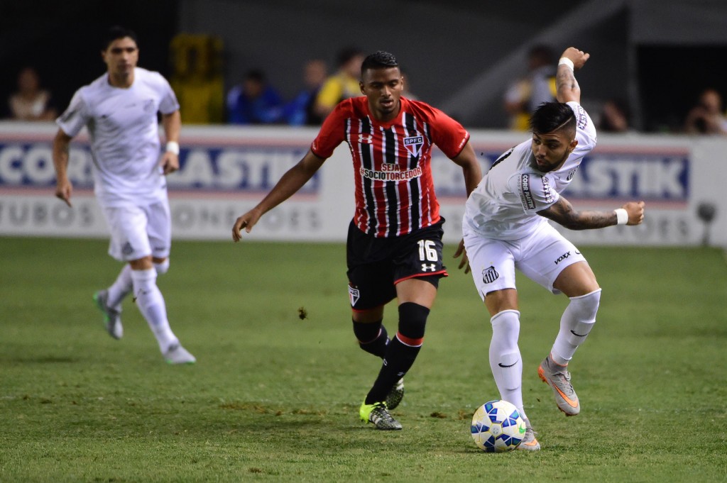 Lateral são-paulino foi bastante contestado na derrota para o Santos (foto: Sergio Barzaghi/Gazeta Press)