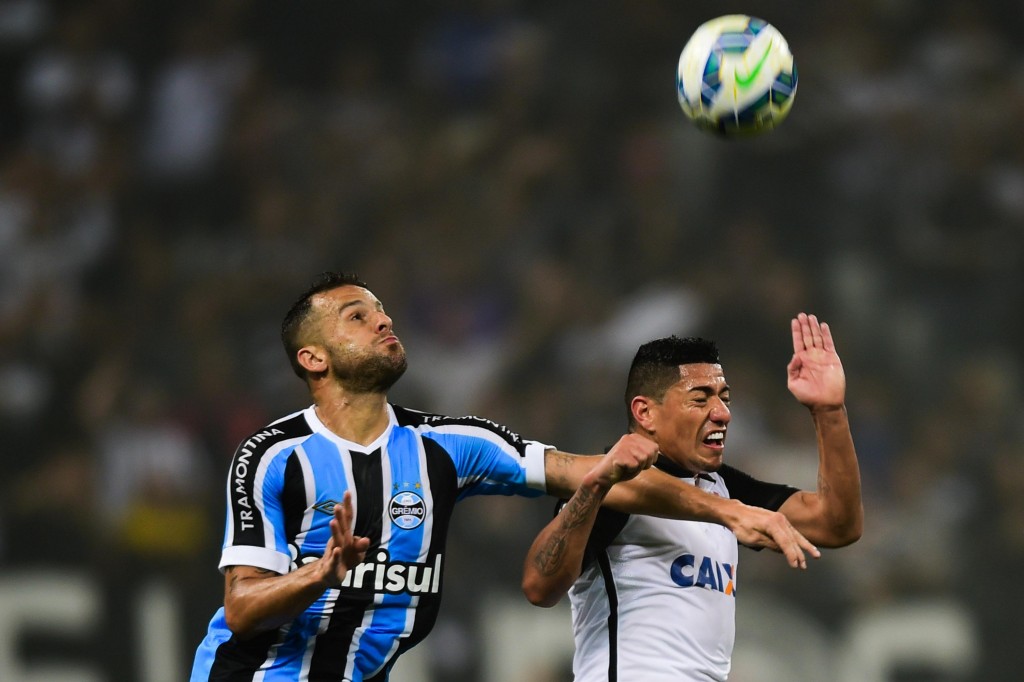 Ex-atacante do Corinthians, Bobô abriu o placar para o Grêmio em Itaquera (Foto: Djalma Vassão/Gazeta Press)