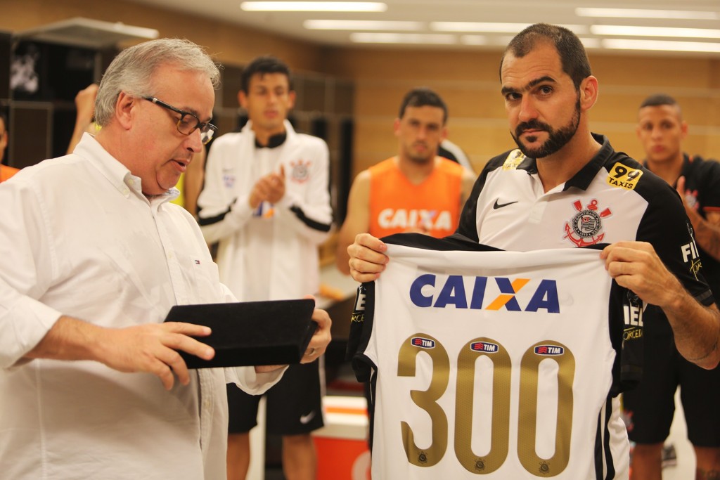 Danilo ganhou uma camisa e uma placa; um contrato novo, ainda não (foto: Daniel Augusto Jr./Agência Corinthians)