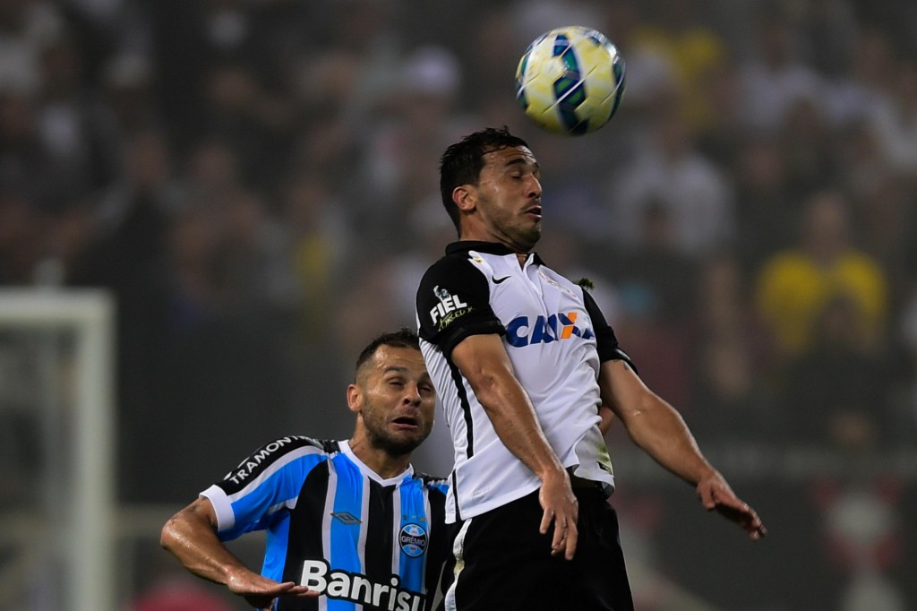 O Corinthians precisou escalar Edílson contra o Grêmio (foto: Djalma Vassão/Gazeta Press)