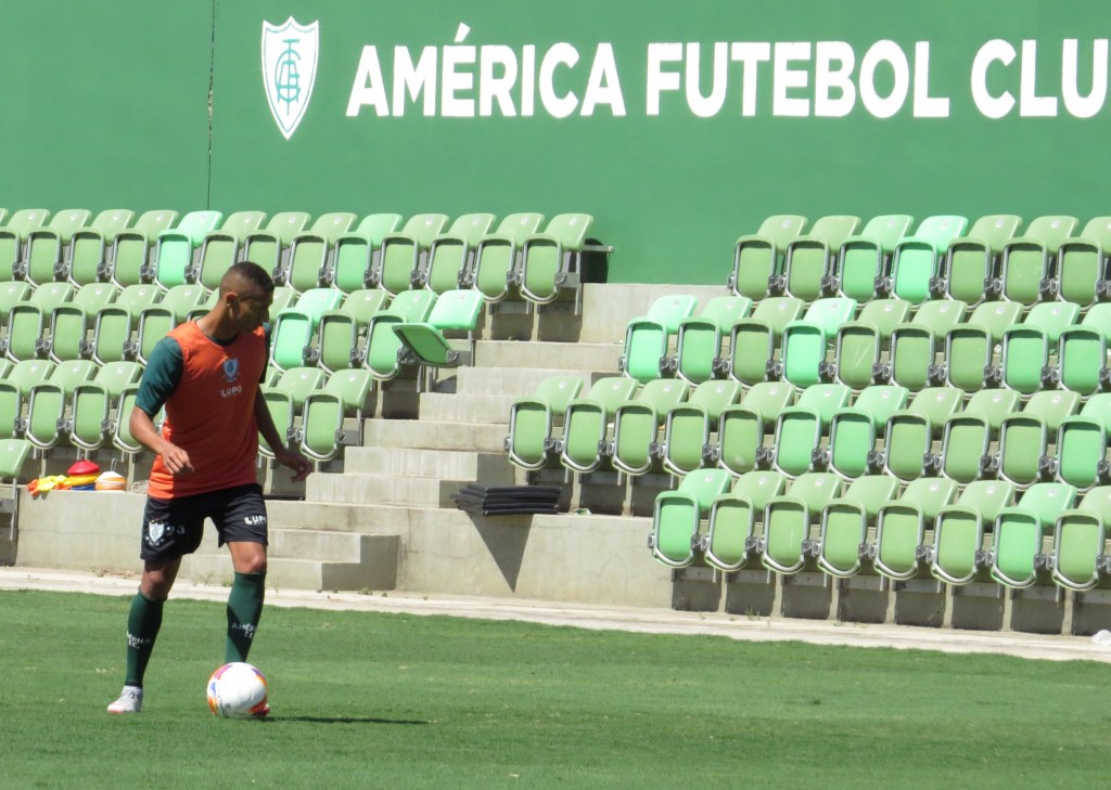 Foto: Apesar da juventude, Richarlison tem assumido um papel cada vez mais importante no Coelho (Foto: Carlos Cruz/América-MG)
