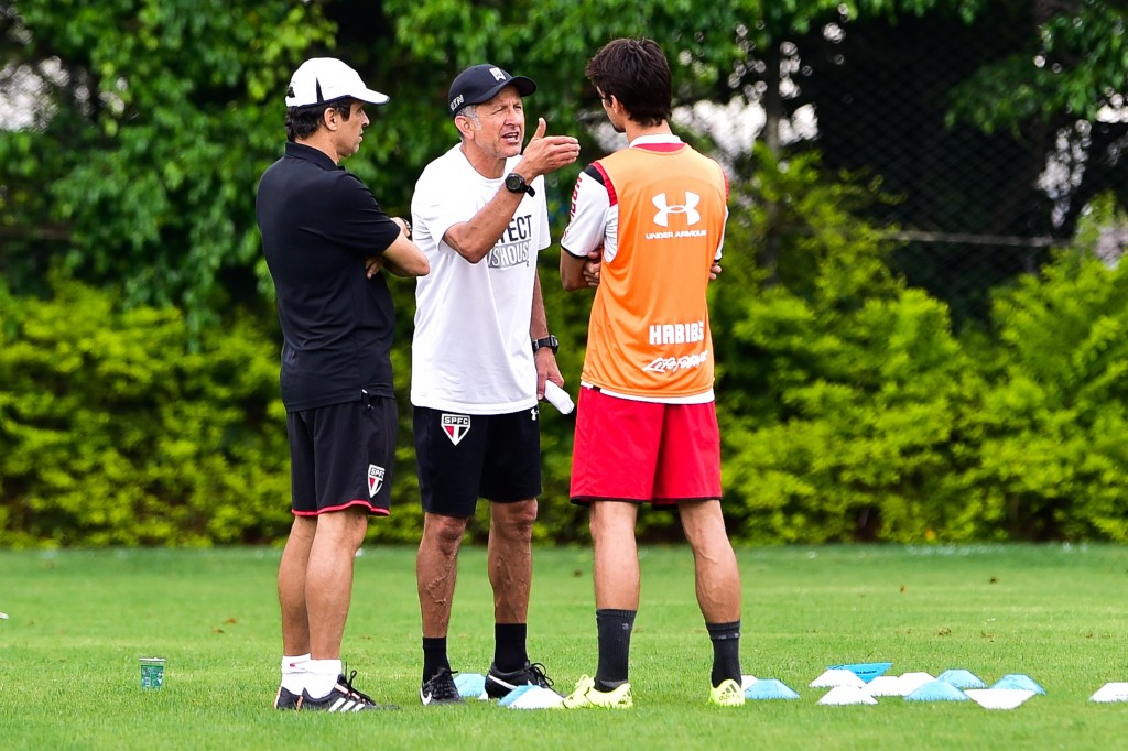 O técnico Juan Carlos Osorio não cansou de conversar com Rodrigo Caio (Foto: Fernando Dantas/Gazeta Press)