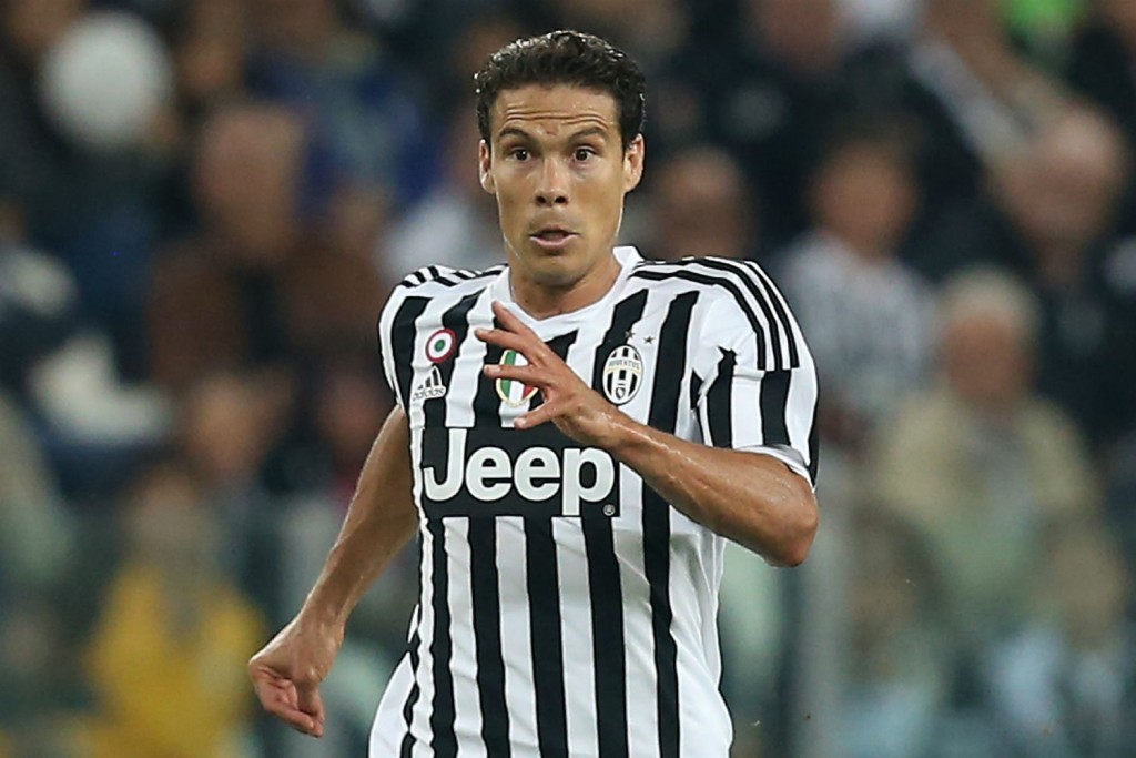 O volante Hernanes, ex-São Paulo, é o favorito da diretoria do Valencia para reforçar o elenco (Foto: AFP)