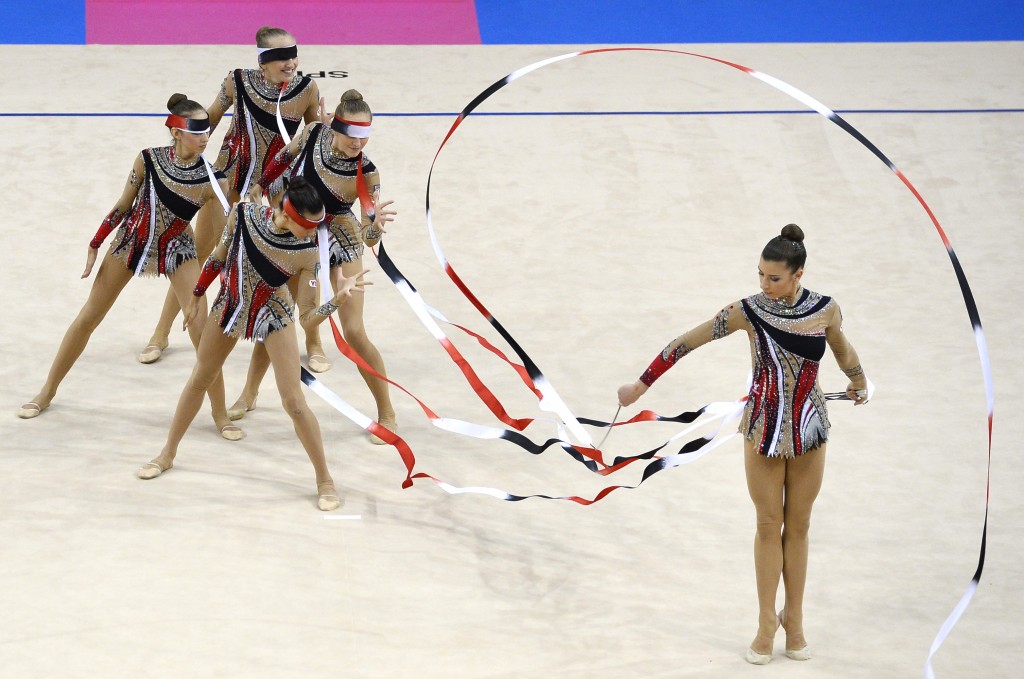 Equipe italiana em sua performance de fitas, que arrancou o ouro russo (Foto:THOMAS KIENZLE/AFP)