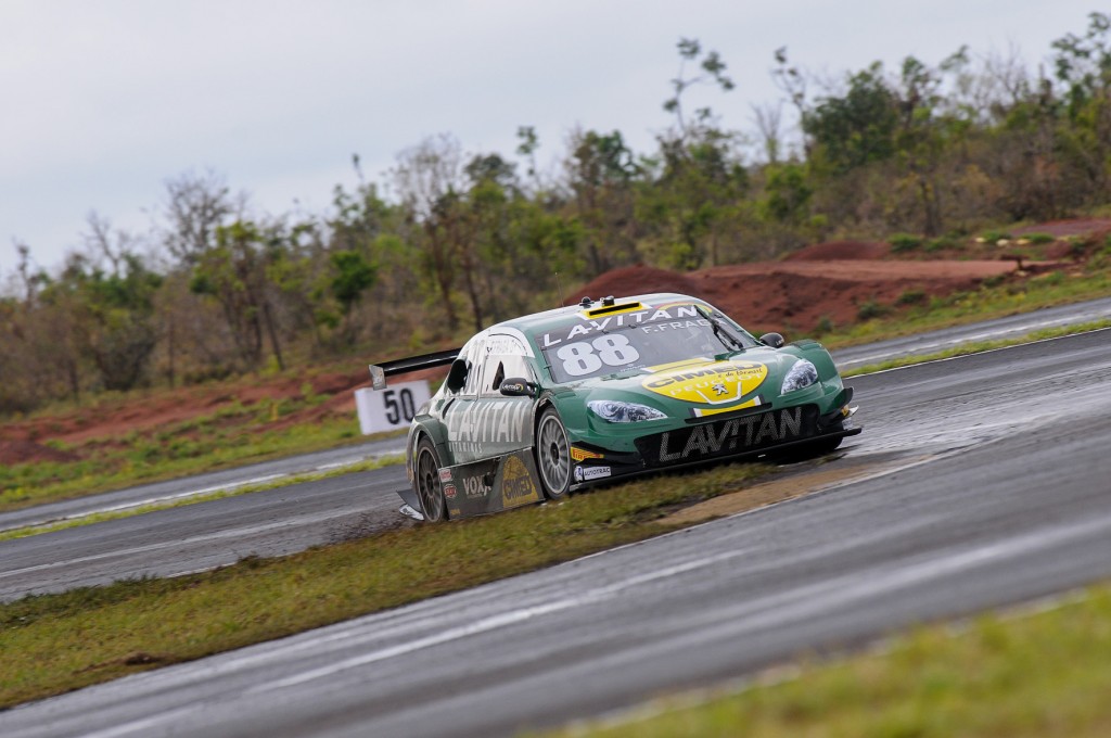 Felipe Fraga travou intensa disputa com Cacá Bueno e venceu a corrida de Campo Grande (Foto: Fábio Davini/Vicar)
