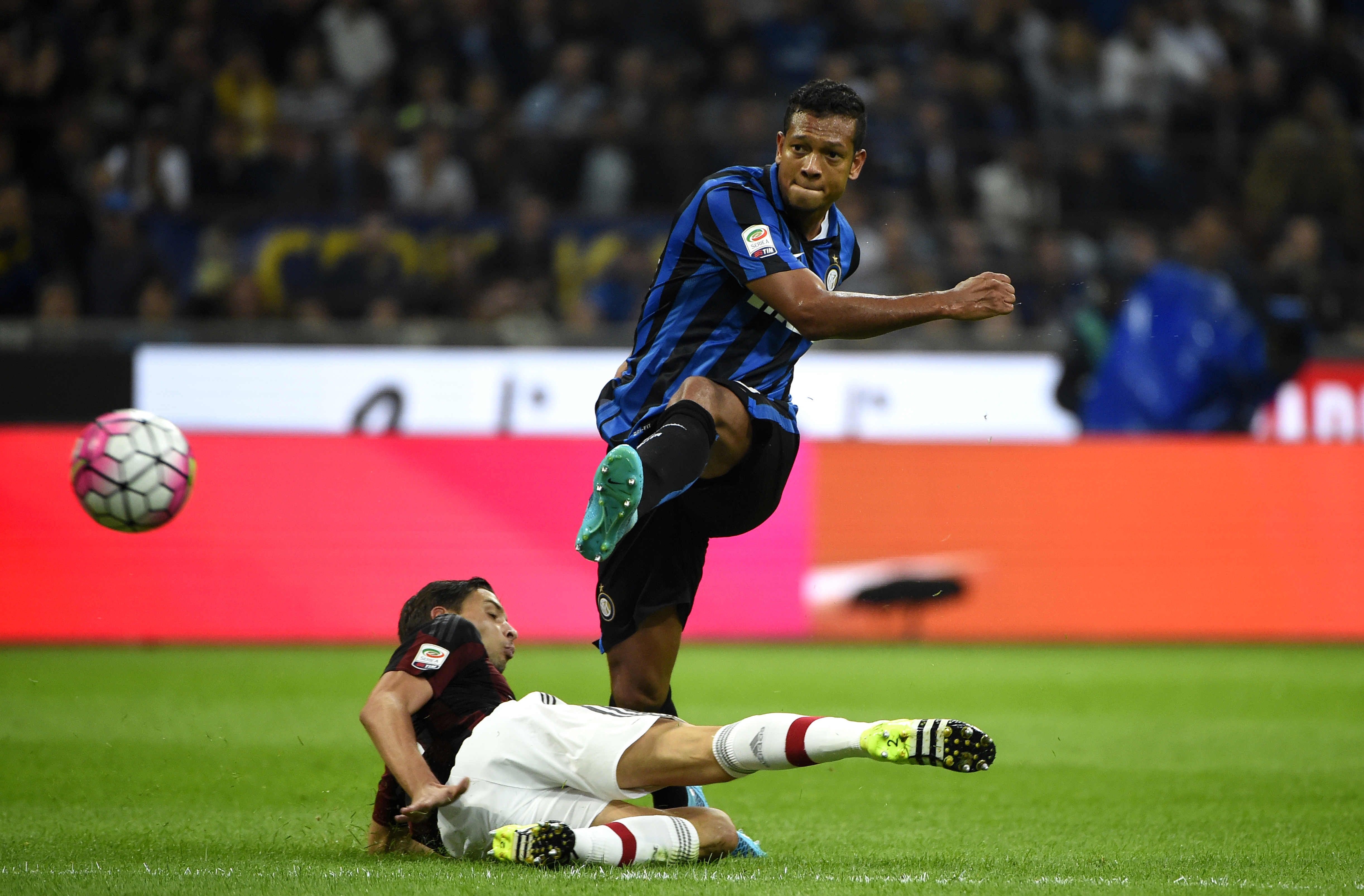Em dia festivo na Inter, Guarín que deu o presente à torcida (Foto: Olivier Morin/AFP)