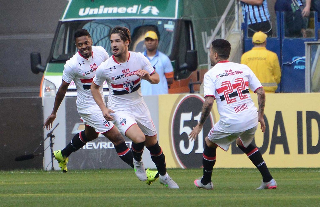 O atacante Alexandre Pato abriu o marcador na arena do Grêmio com um belo gol (Foto: Luiz Munhoz / Fatopress/Gazeta Press)