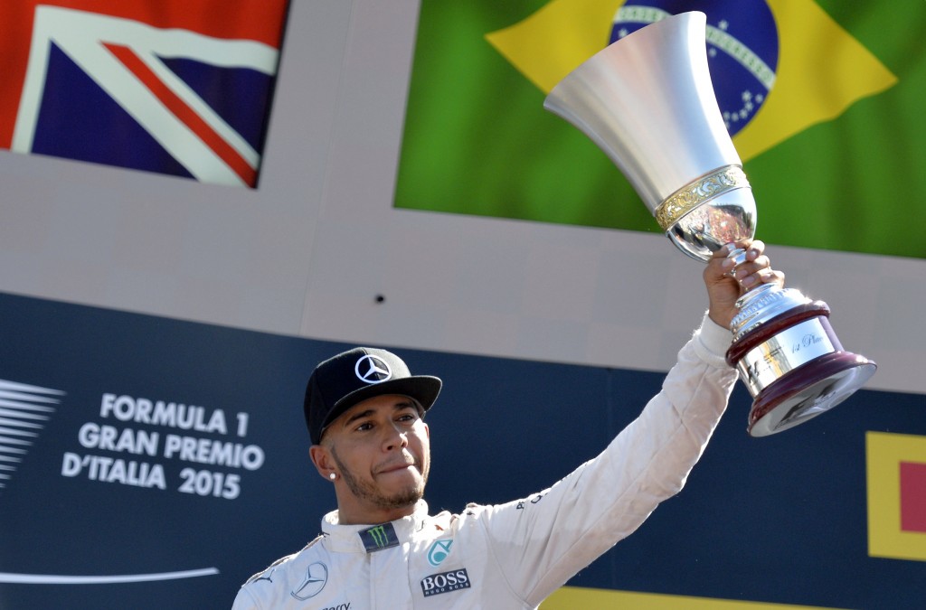 Lewis Hamilton comemorou seu desempenho em Monza; Rosberg lamentou a retirada do último GP (Foto: ANDREAS SOLARO/AFP)