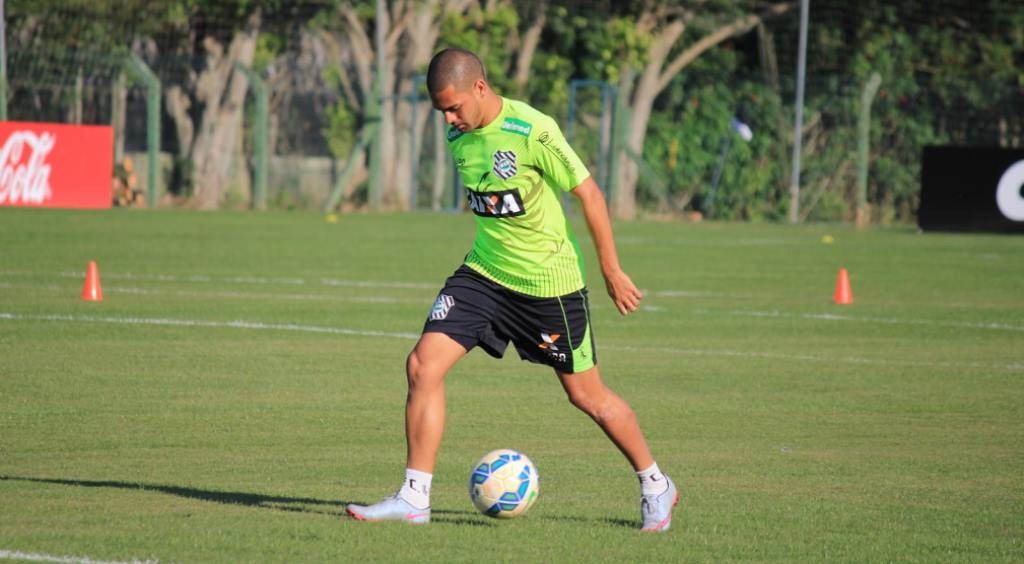 O atacante Clayton retornou aos treinos após ser poupado por desgaste físico (Foto: Divulgação/FFC)
