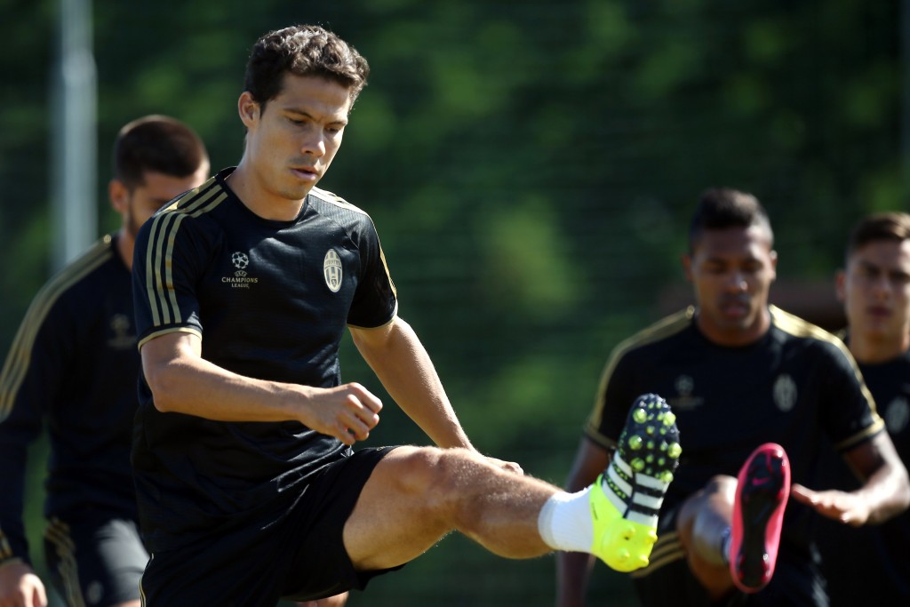 Após estrear no último sábado, Hernanes deve formar meio contra o City (Foto: Marco Bertorello/AFP)