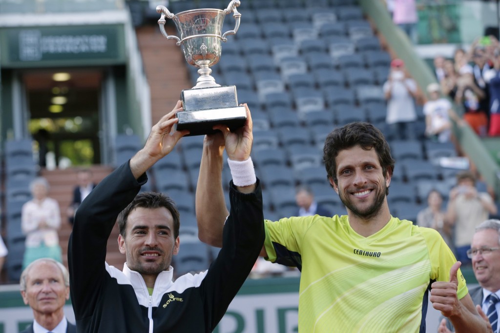 Duplistas Ivan Dodig e Marcelo Melo erguem troféu de Roland Garros 2015. (Foto: AFP)