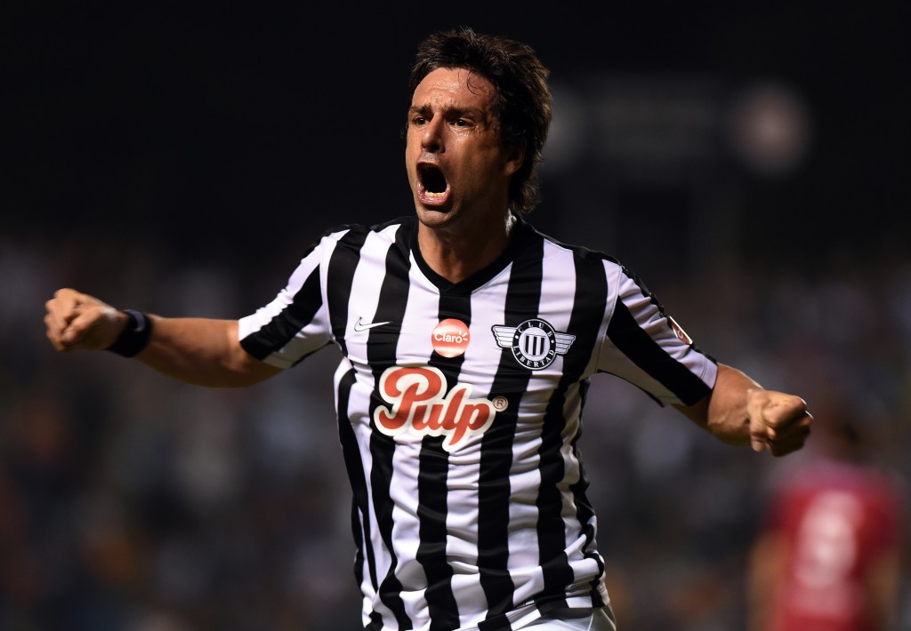 Paraguay's  Libertad player Uruguayan Hernan Rodrigo Lopez celebrates after scoring against Chile's Universidad Catolica during their Copa Sudamericana football match at the Nicolas Leoz Stadium in Asuncion, Paraguay on Setember 17, 2015. AFP PHOTO/ NORBERTO DUARTE