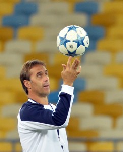 FC Porto's head coach Julen Lopetegui plays the ball during a training session at the Olimpiysky stadium in Kiev on September 15, 2015, on the eve of the UEFA Champions league group G football match between FC Dynamo Kiev and FC Porto. AFP PHOTO/GENYA SAVILOV