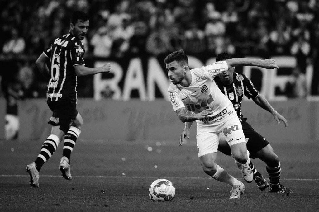 Lucas Lima tem feito o confronto alvinegro pender para o lado santista (foto: Sergio Barzaghi/Gazeta Press)