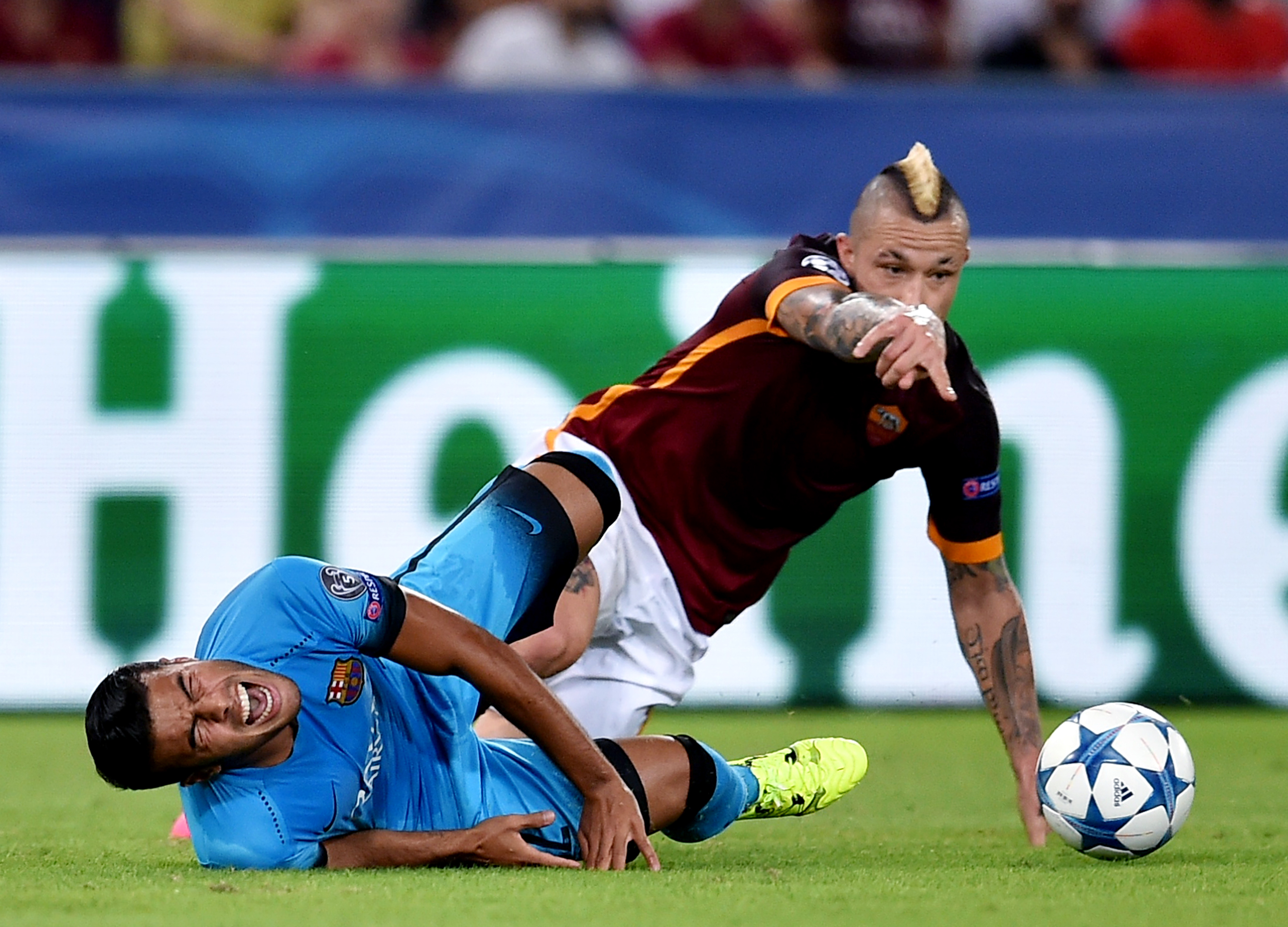 Rafinha levou a pior em dividida e só deve voltar a jogar em 2016 (Foto: Alberto Pizzoli/AFP)