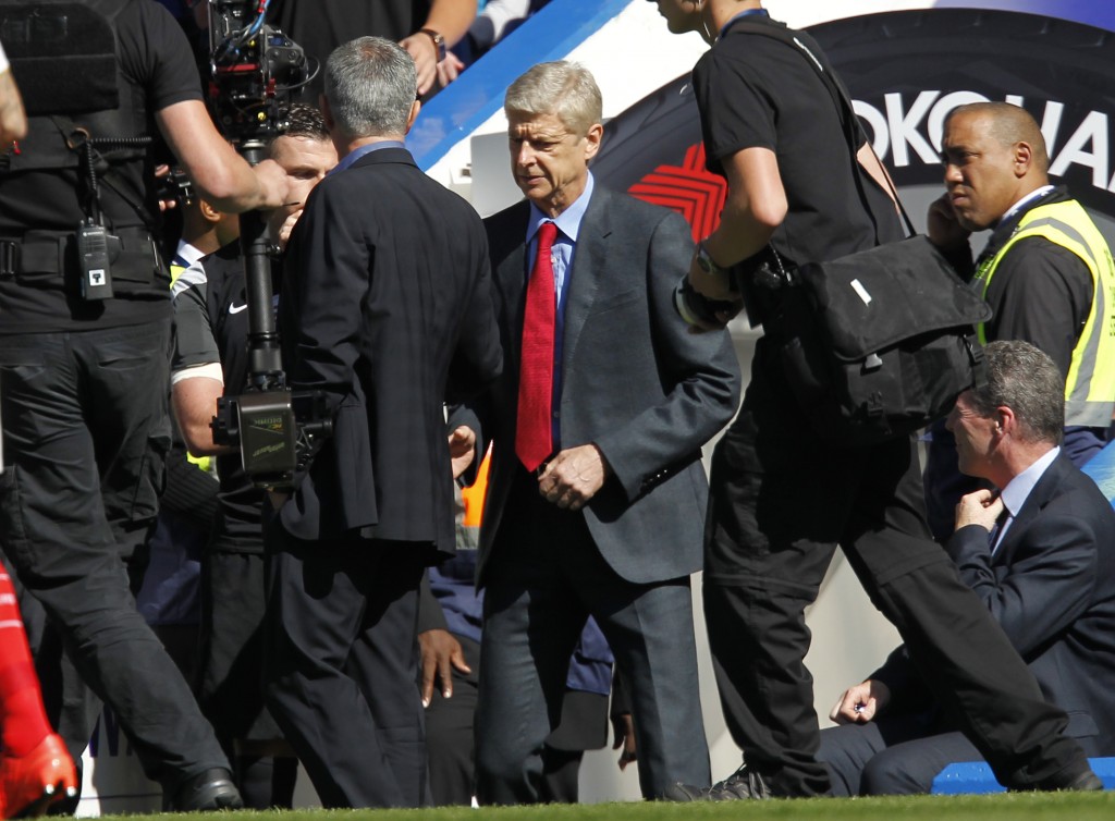 Mourinho (esq) e Wenger (dir) se cumprimentaram pela primeira vez em dois jogos (Foto: Ian Kington/AFP) RESTRICTED TO EDITORIAL USE. No use with unauthorized audio, video, data, fixture lists, club/league logos or 'live' services. Online in-match use limited to 75 images, no video emulation. No use in betting, games or single club/league/player publications.