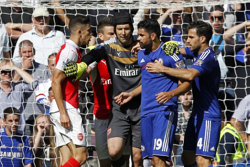 Gabriel Paulista (esq) foi expulso após briga com Diego Costa (Foto: Ian Kington/AFP) RESTRICTED TO EDITORIAL USE. No use with unauthorized audio, video, data, fixture lists, club/league logos or 'live' services. Online in-match use limited to 75 images, no video emulation. No use in betting, games or single club/league/player publications.
