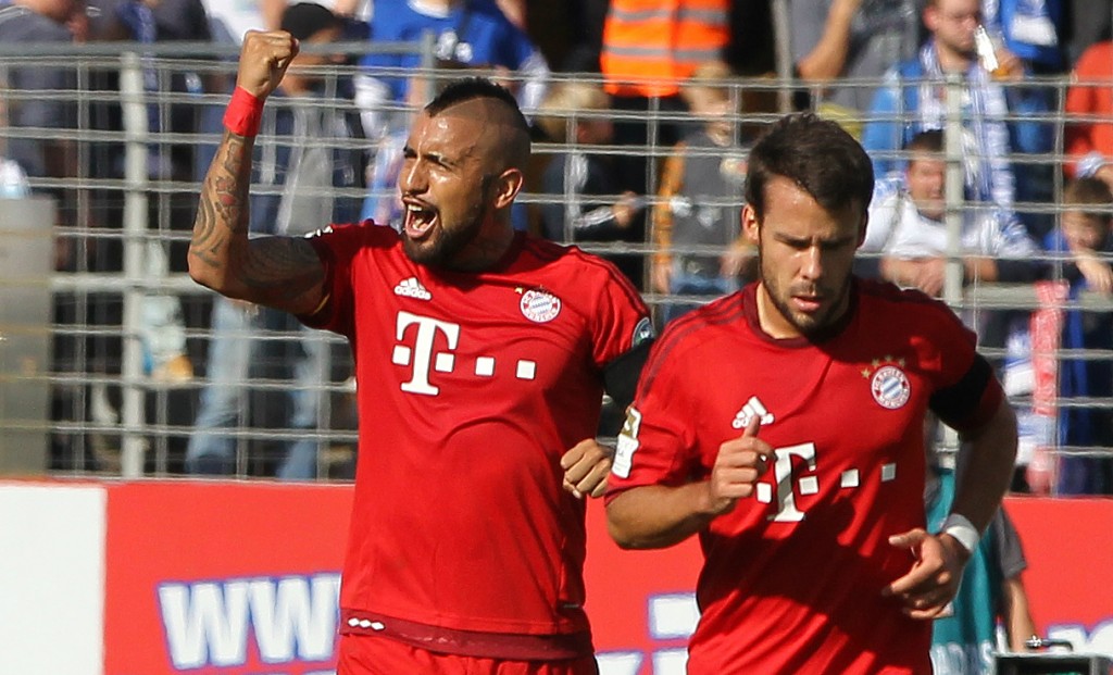 Vidal (esq) anotou o primeiro com a camisa do Bayern (Foto: Daniel Roland/AFP)