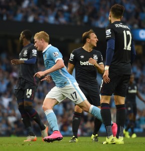 Manchester City's Belgian midfielder Kevin De Bruyne (3rd L) celebrates after scoring their first goal during the English Premier League football match between Manchester City and West Ham United at The Etihad Stadium in Manchester, north west England on September 19, 2015. AFP PHOTO / PAUL ELLIS RESTRICTED TO EDITORIAL USE. No use with unauthorized audio, video, data, fixture lists, club/league logos or 'live' services. Online in-match use limited to 75 images, no video emulation. No use in betting, games or single club/league/player publications.