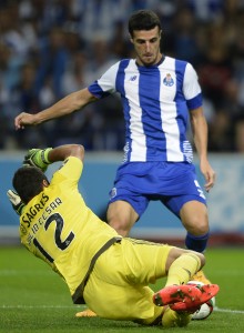 Porto's Spanish defender Ivan Marcano (R) tries to score a goal past Benfica's Brazilian goalkeeper Julio Cesar during the Portuguese league football match FC Porto vs SL Benfica at the Dragao stadium in Porto, on September 20, 2015. AFP PHOTO/ MIGUEL RIOPA