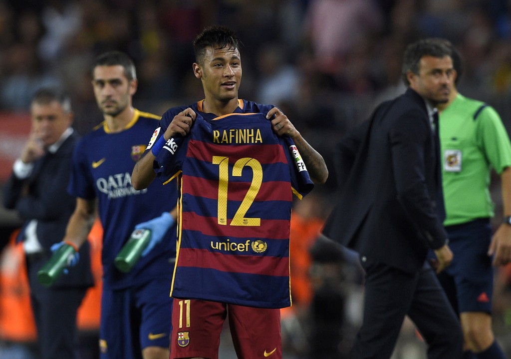 Neymar homenageia Rafinha, que pode só voltar a jogar em abril (Foto: Lluis Gene/AFP)