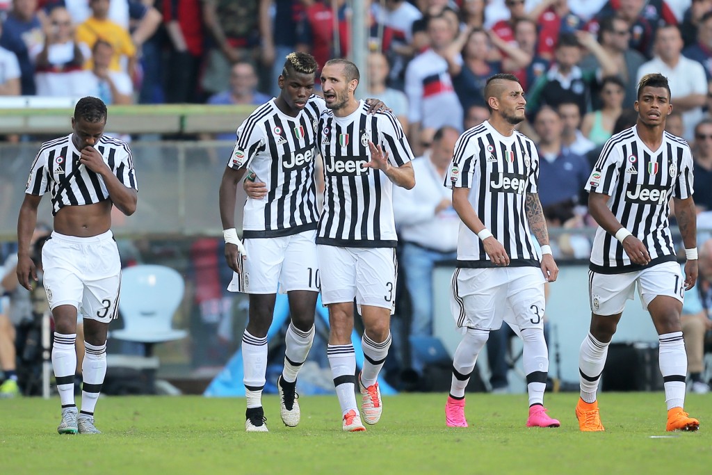 Paul Pogba  (esq) conversa com Giorgio Chiellini (dir) após vitória sobre o Genoa  (Foto: Marco Bertorello/AFP)