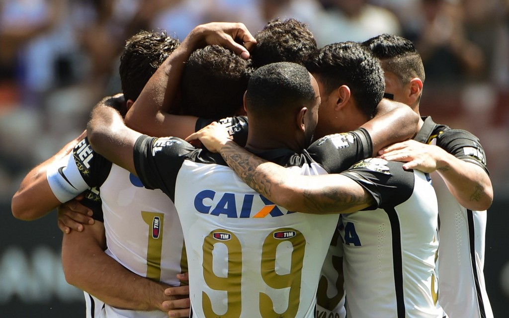 Jadson, jogador do Corinthians, comemora seu gol durante partida contra o Santos FC, válida pela vigésima sétima rodada do Campeonato Brasileiro 2015.