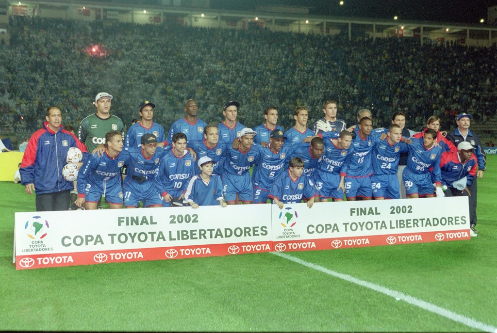 FUTEBOL - HISTÓRIA DO SÃO CAETANO - ESPORTES - ACERVO -  Os jogadores do São caetano em pé(da esquerda para a direita): o goleiro Sívio Luiz, Dininho, SerginhoO o sexto da esquerda para a direita) - Agachados: Russo, Adãozinho, Anaílson, Robert, Rubens Cardoso, Marcos Senna, Aílton, Marlon, Wágner(D) e seus companheiros de equipe, antes da partida contra o Olímpia, válida pela final da Taça Libertadores da América de 2002 - Estádio Paulo Machado de Carvalho (Pacaembu) - São Paulo - SP - Brasil - 31/07/2002 - Foto: Acervo/Gazeta Press