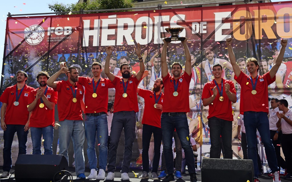 Recebidos com festa em Madri, atletas exibiram o troféu do Eurobasket 2015 (foto: Javier Soriano/AFP)