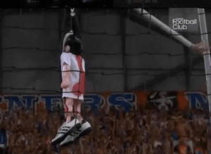 Valbuena teve boneco hasteado em forma de protesto pela torcida do Marselha (Foto: Reprodução/TV)