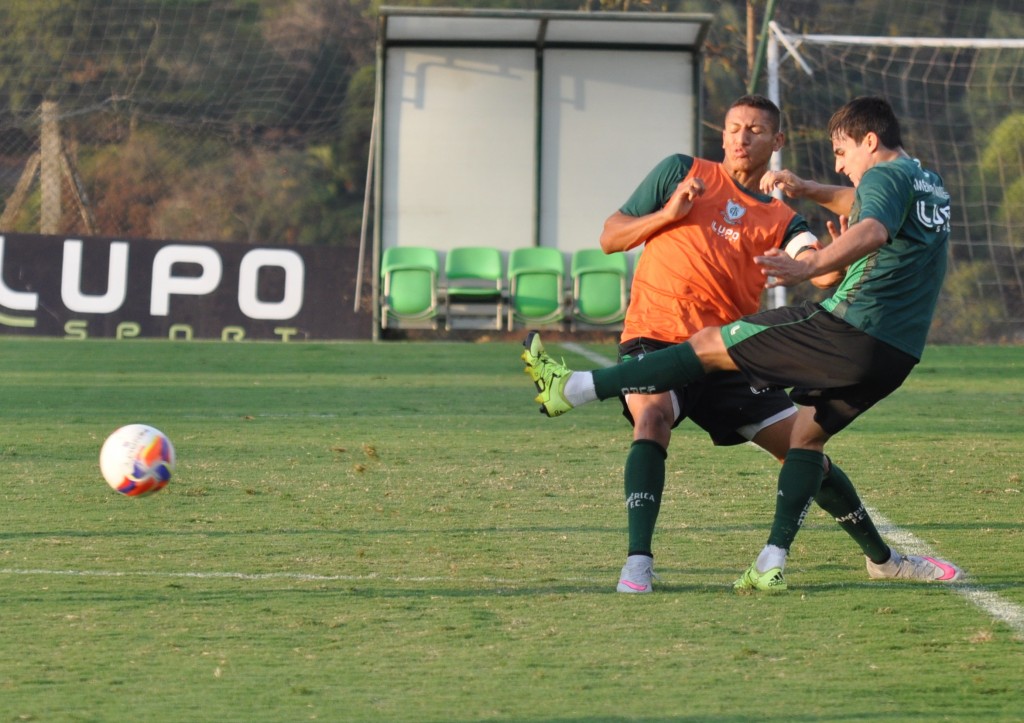 Xavier treinou normalmente nesta terça-feira e não sente mais dores no tornozelo (Foto: Carlos Cruz/América FC)