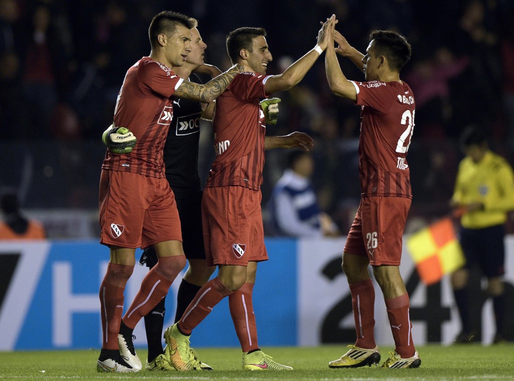 Argentina's Independiente's footballers celebrate after teammate midfielder Juan Martinez (not in frame) scored a goal against Paraguay's Olimpia during the Copa Sudamericana 2015 round before the quarterfinals first leg football match at Libertadores de America stadium in Avellaneda, Buenos Aires, Argentina, on September 23, 2015. AFP PHOTO / JUAN MABROMATA