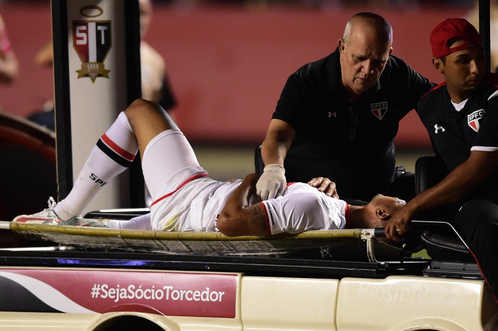 Autor do terceiro gol do jogo, Luis Fabiano sofreu uma pancada nas costelas e deixou o campo de ambulância (Foto: Djalma Vassão/Gazeta Press)