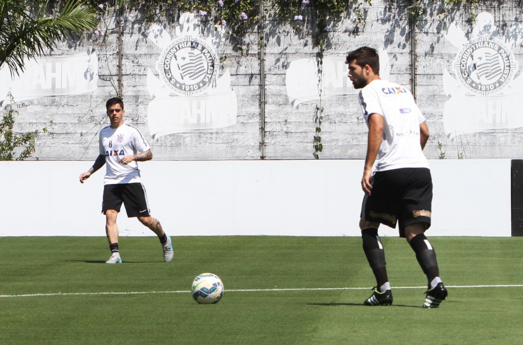 Fagner (ao fundo) só fala em "repetir o padrão", expressão muito usada por Tite (foto: Ricardo Taves/Ag. Corinthians)