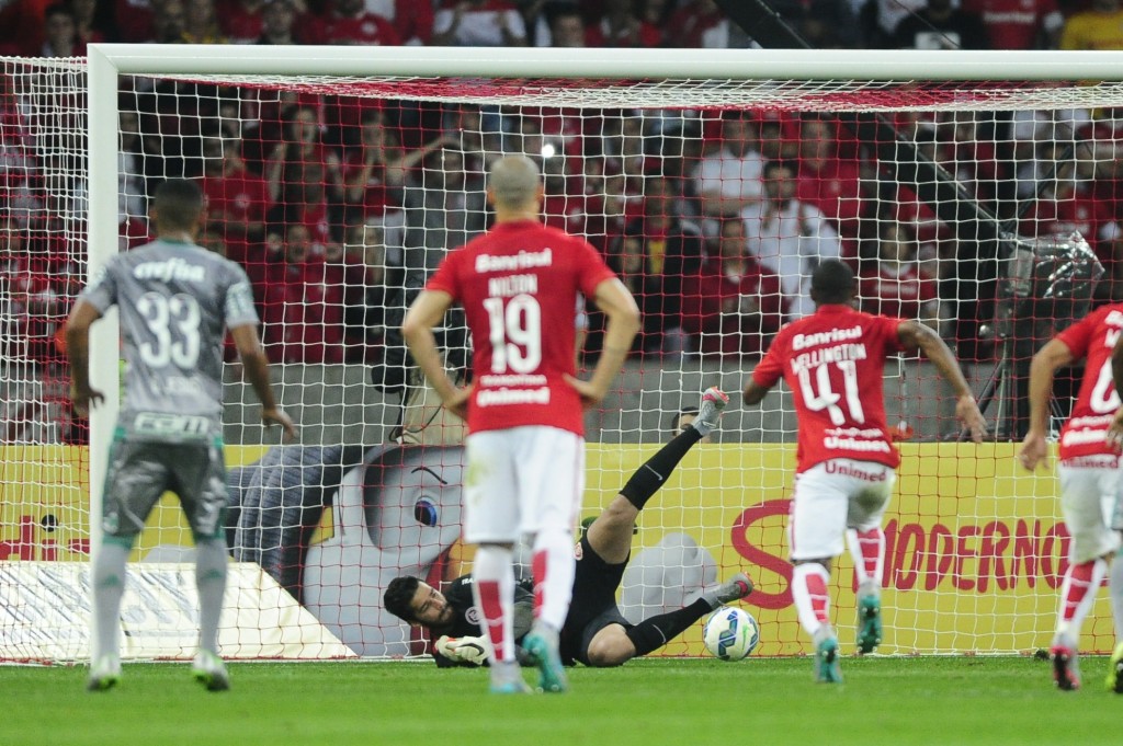 Alisson defendeu pênalti cobrado por Barrios quando estava 0 a 0 (Foto: Ricardo Duarte)