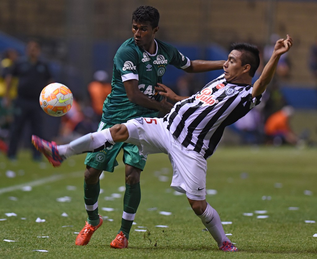 Brazil's Chapecoense's player Maranhao (L) vies for the ball with Paraguay's Libertad's player Richar Ortiz during their Copa Sudamericana football match at the Nicoloas Leoz Stadium, in Asuncion, Paraguay on September 24, 2015. AFP PHOTO/ NORBERTO DUARTE