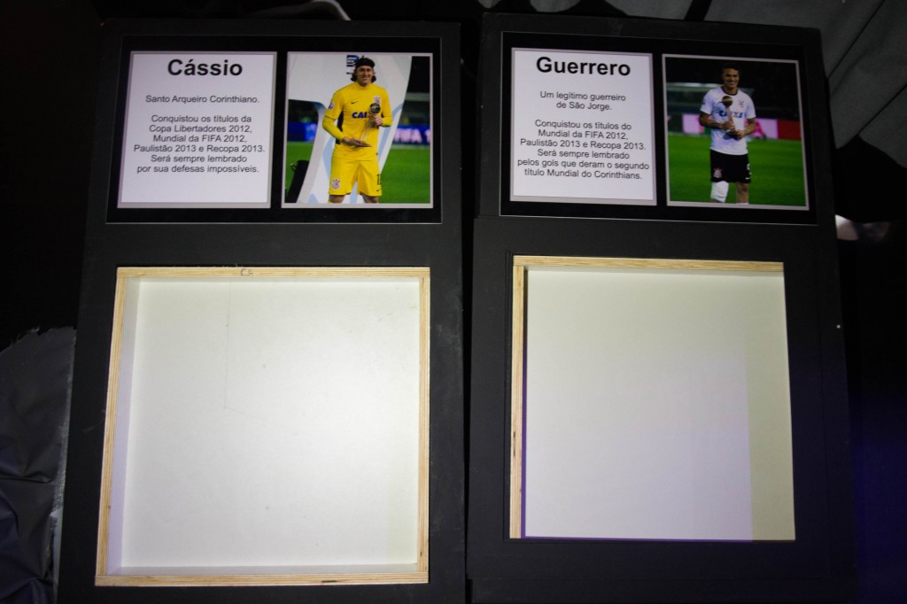 Placas e moldes para a homenagem ao goleiro e ao centroavante acabaram inutilizados (foto: Fernando Dantas/Gazeta Press)