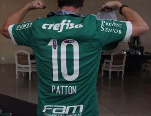 Mike Patton foi presenteado pelo Palmeiras com camisa 10 (Foto: Divulgação/Palmeiras)