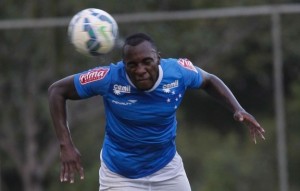 Manoel deve ser o companheiro de zaga de Bruno Rodrigo nesta quarta (Washington Alves/Light Press)