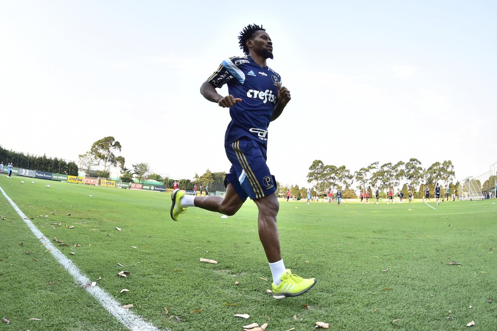 Veterano não treinou com bola, mas pode ser titular no domingo (Foto: Fernando Dantas/Gazeta Press)