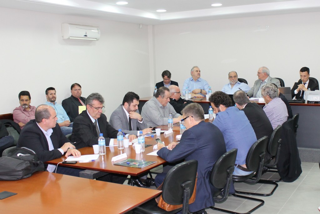 Dirigentes dos clubes se reuniram na sede da Federação Catarinense para discutir a Liga (Foto: Marcelo Negreiros/FCF)