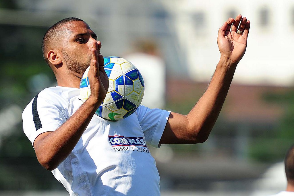 Atacante quer 'matar no peito' chance como titular neste domingo, contra o Inter (Foto: Ricardo Saibun/Santos FC)