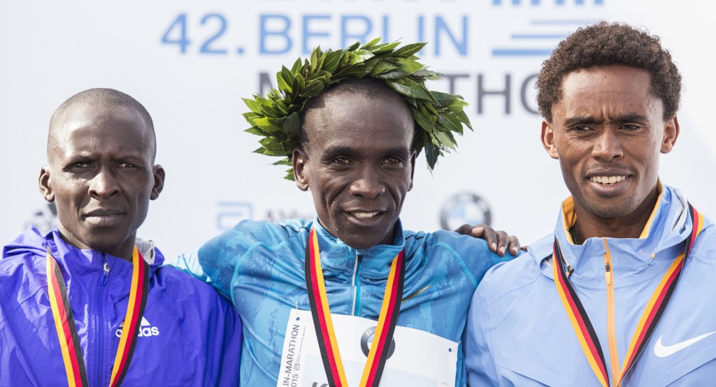 O segundo colocado Eliud Kiptanui, o vencedor Eliud Kipchoge, e o terceiro Feyisa Lilesa, no pódio da 42ª Maratona de Berlim (Foto: JOHN MACDOUGALL/AFP)