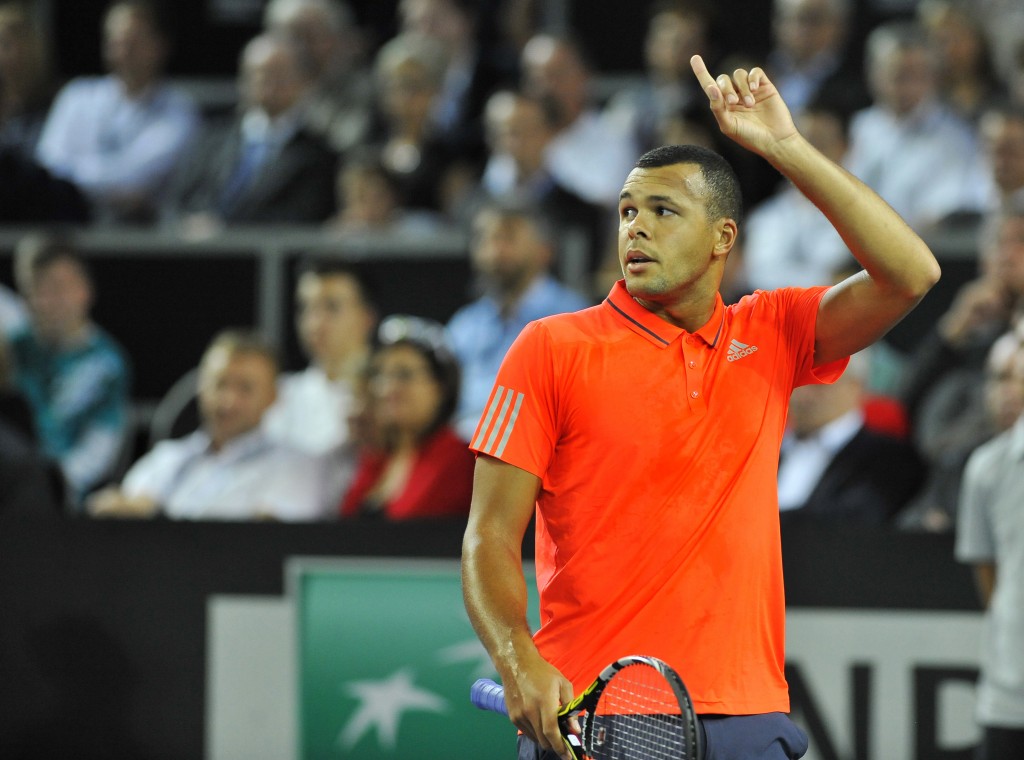  Jo-Wilfried Tsonga venceu o compatriota Gilles Simon e levou o título em Metz (Foto: JEAN-CHRISTOPHE VERHAEGEN/AFP)