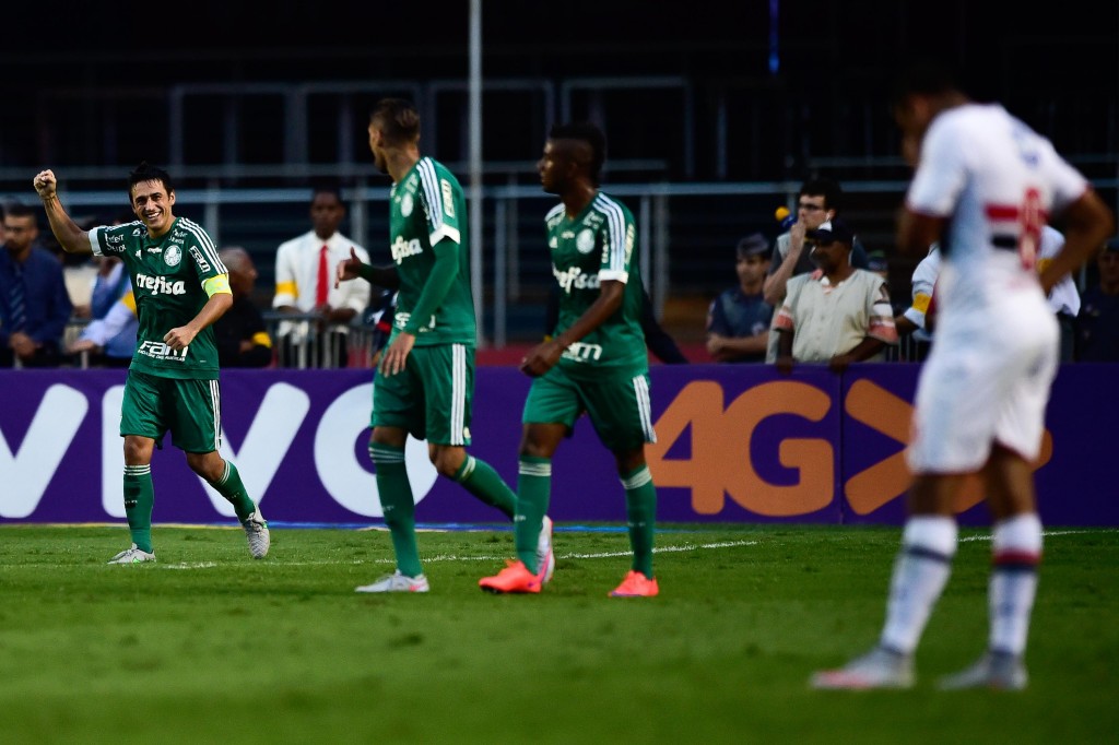 Robinho vibra com mais um golaço encobrindo Ceni em 2015 (Foto: Fernando Dantas/Gazeta Press)