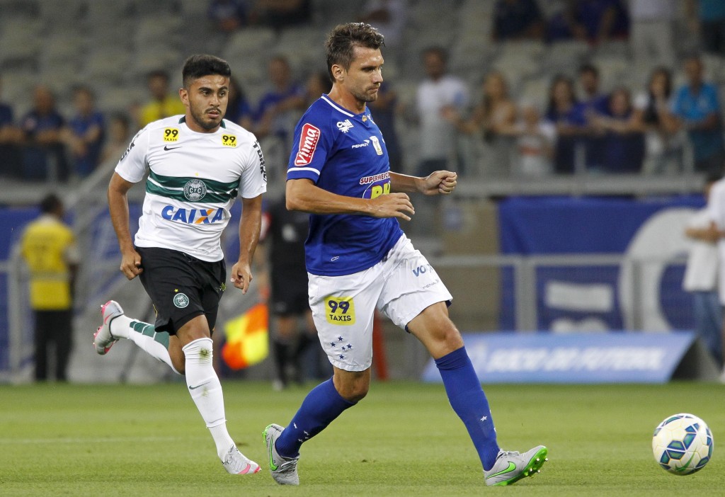 Paulo André foi expulso no final da etapa inicial e complicou a vida do Cruzeiro na partida (foto: Washington Alves/Light Press)