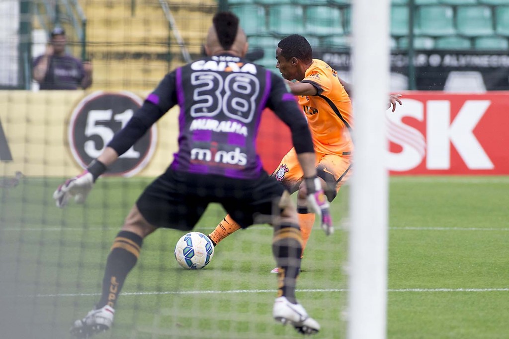 Com pouco ângulo, Elias surpreendeu o goleiro Alex Muralha (foto: Daniel Augusto Jr./Agência Corinthians)